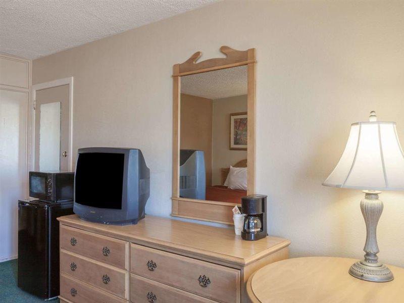 Howard Johnson By Wyndham Bakersfield Dış mekan fotoğraf